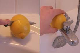 Nettoyer un robinet avec un citron